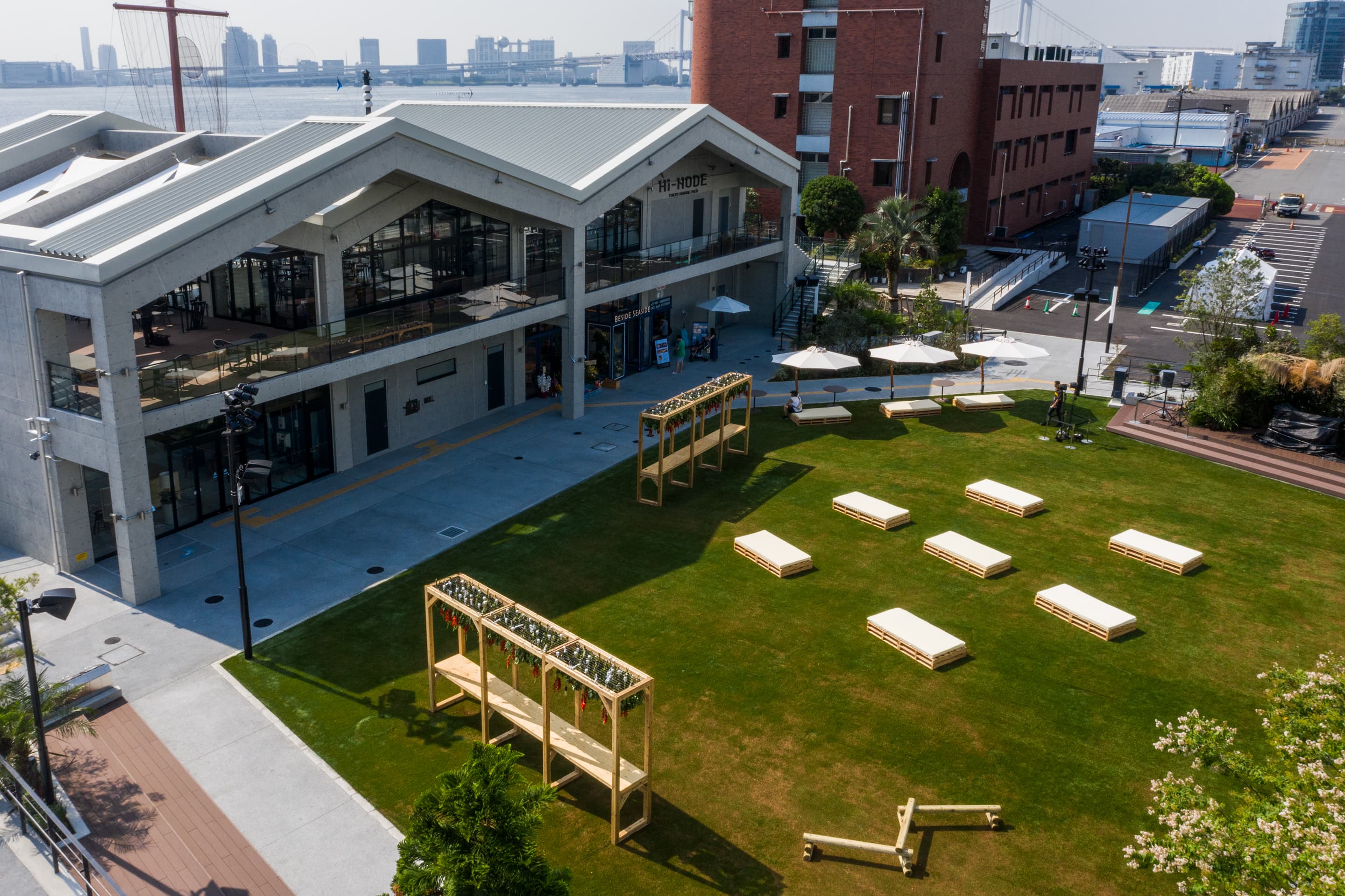 芝生広場&ウッドデッキ1