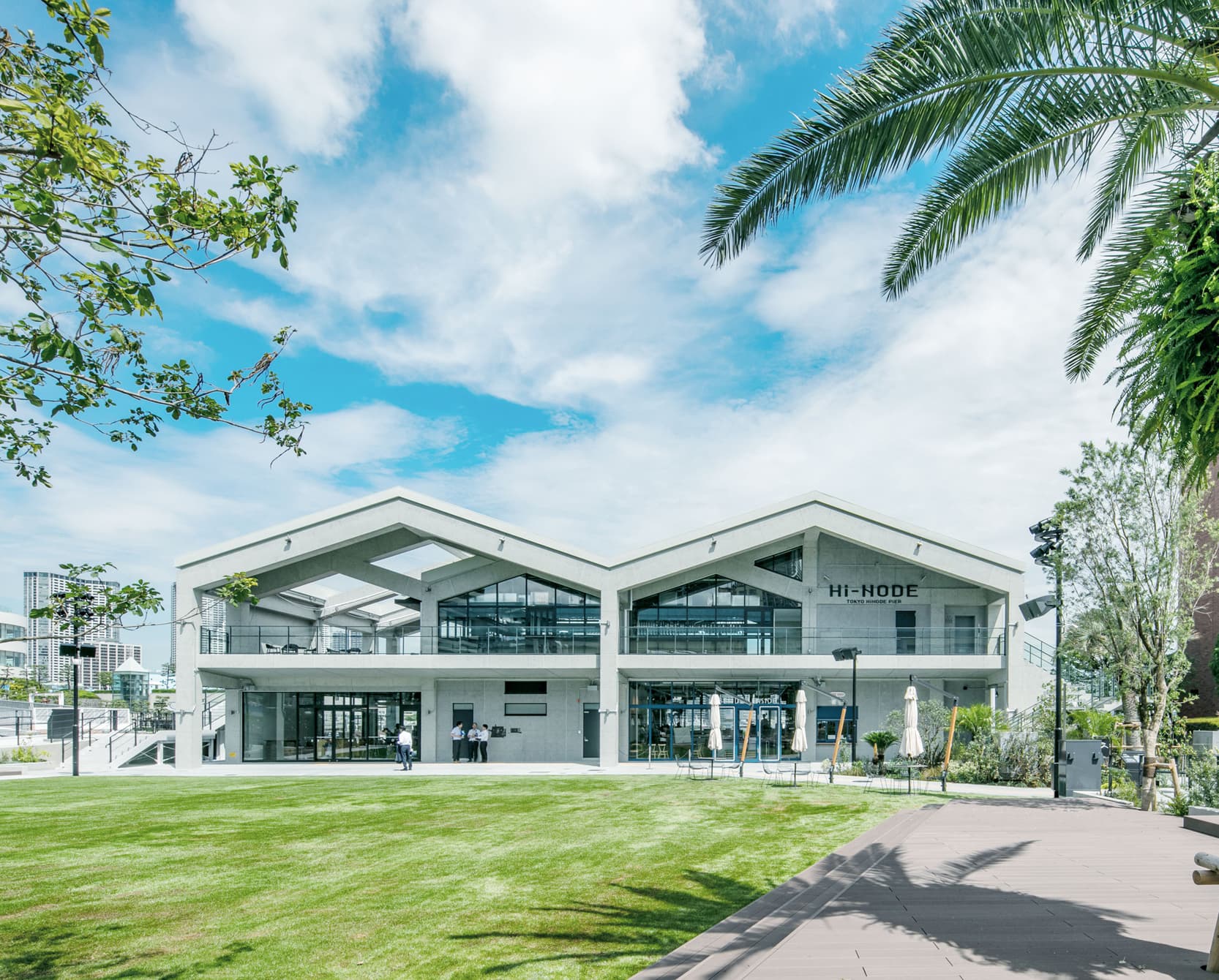 芝生広場&ウッドデッキ